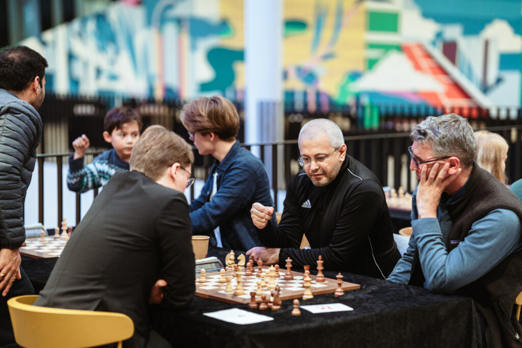 Magnus Carlsen with 30 seconds VS Manager Agdestein with 3 minutes 