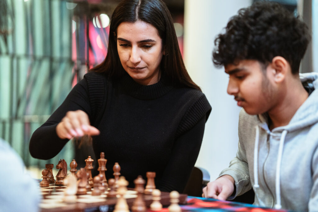 Anna Cramling plays Magnus Carlsen : r/cutegirlsplayingchess